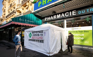 Centre de depistage COVID-19 en pharmacie. Les pharmaciens ont joué un rôle fondamental dans la crise sanitaire: masques, tests et peut-être demain vaccins.