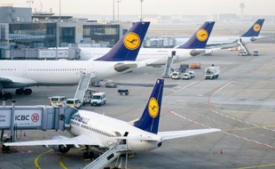 Des avions de la Lufthansa sur le tarmac de l'aéroport de Francfort en Allemagne, le 18 mars 2015