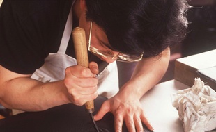 Un atelier de fabrication de sacs Hermès.