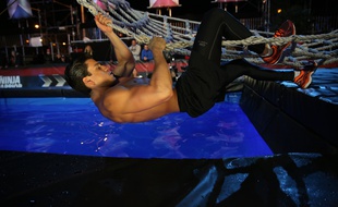 Un candidat traverse le filet dans «Ninja Warrior».