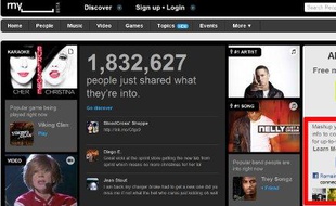 La page d'accueil de MySpace, avec Mash-up with Facebook (encadré en rouge)