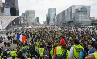 Les "gilets jaunes" place de la Défense à Paris pour l'acte 21 du mouvement samedi