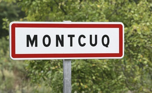 Panneau de signalisation à l'entrée de la commune de Montcuq (Lot).