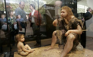 Exposition sur l'homme de Néandertal, en juillet 2004, à Eyzies-de-Tayac.