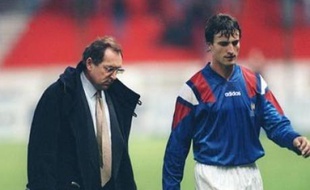 Le 17 novembre 1993, Gérard Houllier et David Ginola sortent la tête basse après la défaite des Bleus face à la Bulgarie.
