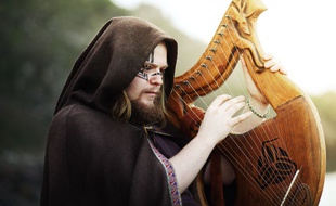 Le son de la lyre est proche de celui de la harpe.