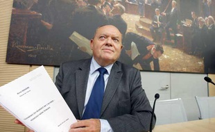 Le député René Dosière présente son rapport sur le budget de l'Elysée le 16 juin 2009 à l'Assemblée nationale à Paris.