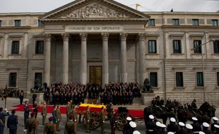 Passage du cercueil d'Adolfo Suarez drappé dans un drapeau espagnol, devant le Parlement à Madrid, le 25 mars 2014