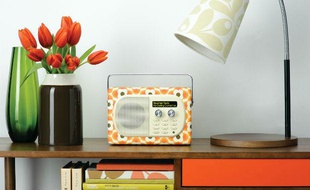 Pour les fêtes, la radio Evoke Mio de la marque Pure s’habille d’un imprimé dessiné par la créatrice Orla Kiely.