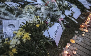 Des messages de condoléances devant l'ambassade de Norvège à Rabat, au Maroc, après le meurtre de deux jeunes femmes.