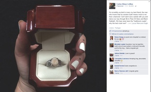 Aux Etats-Unis, un homme a demandé sa petite amie en mariage avec une bague faite avec une de ses dents de sagesse, le 31 octobre 2015.