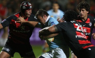 Perpignan, grâce à la fougue d'une ligne d'avants conquérante et la botte de James Hook, auteur de 20 points, a réalisé un grand pas vers le maintien en s'imposant face au Stade Toulousain (25-10) vendredi en ouverture de la 23e journée du Top 14 de rugby.