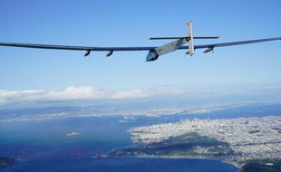 L'avion solaire Solar Impulse 2 vole au-dessus du Golden Gate Bridge à San Francisco le 23 avril 2016