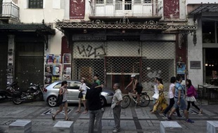 Une rue d'Athènes où les immeubles sont délabrés, symbole de la crise économique qui a frappé la Grèce et provoqué une baisse de 20% des salaires dans le privé entre 2009 et 2013