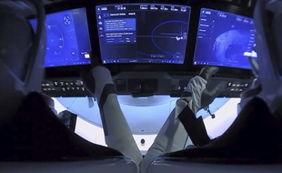 Les astronautes Doug Hurley (à gauche) et Bob Behnken se préparent à se désamarrer de la Station spatiale internationale, à bord de la capsule SpaceX Crew Dragon le 1er août 2020.
