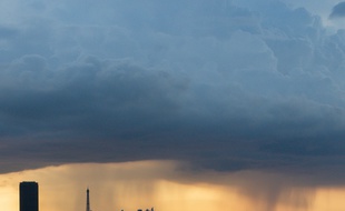 Un orage sur la ville de Paris (image d'illustration).