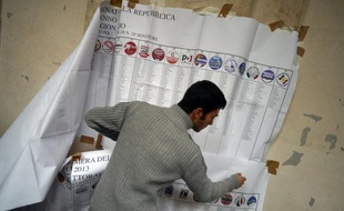 Rien ne va plus à Rome: les élections législatives n'ont accouché d'aucune majorité et le trône du pape est vacant, depuis que Benoît XVI est devenu le premier pape en 700 ans à quitter ses fonctions de son vivant et de son plein gré.