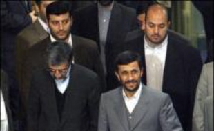 Le président du parlement iranien, Gholam-Ali Hadad Adel, a salué le "changement de ton" de Londres, qui cherche désormais à résoudre par la négociation la crise des quinze marins britanniques capturés le 23 mars, a rapporté mercredi l'agence centrale d'information.