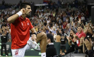 Novak Djokovic harrangue le public de l'Arena de Belgrade, lors de la demi-finale de Coupe Davis Serbie-République Tchèque, le 19 septembre 2010