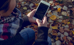 Une adolescente consultant son smartphone.