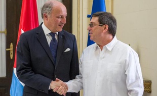 Le ministre français des Affaires étrangères Laurent Fabius reçu par son homologue cubain Bruno Rodriguez le 12 avril 2014 à La Havane