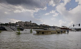 Le Danube a atteint un niveau record de 8,83 m à Budapest, dimanche à 05H00 GMT, alors que les digues de protection sur l'ensemble du fleuve en Hongrie tenaient bon et que le pic de la crue dans la capitale est maintenant attendu pour dimanche en fin d'après-midi, vers 16H00 GMT, au lieu de lundi à l'aube, comme prévu jusqu'à présent.
