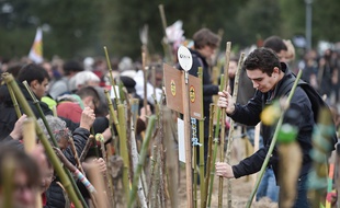 L'un des temps forts du rassemblement des anti-aéroport le 8 octobre 2016 à Notre-Dame-des-Landes a été la saisie de centaines de bâtons.