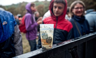 Deux gobelets réutilisables au festival Rock en Seine à Paris, en 2013. Illustration