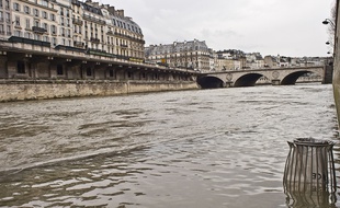 Face à la montée des eaux de la Seine, la Vill de Paris a choisi de fermer l'accès à certains quais cette semaine.