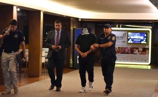La police paraguayenne a perquisitionné l'hôtel dans lequel séjournent Ronaldinho et son frère.