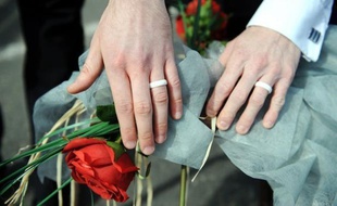 La présentation en Conseil des ministre du projet de loi sur le mariage et l'adoption par les couples homosexuels, qui était prévue le 31 octobre, est reportée au 7 novembre, a-t-on appris vendredi auprès de la Chancellerie.