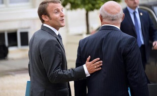 Emmanuel Macron et Michel Sapin à la sortie du Conseil des ministres le 27 août 2014 à l'Elysée à Paris