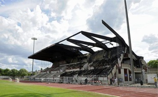 Le toit et les tribunes ont brûlé en grande partie, puis les salles ont été inondées.