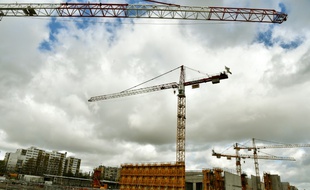 Un chantier parisien, le 15 avril 2016. La Commission européenne décide de maintenir ses propositions pour lutter contre le dumping social des travailleurs détachés souvent employés dans le bâtiment, les abattoirs et les travaux agricoles