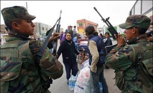Pérou: craignant des désordres, les autorités ont organisé sous la protection de l'armée des points de distribution de vivres, d'eau et de médicaments provoquant d'énormes files d'attente notamment sur la place d'armes de Pisco, une ville détruite à 70%.