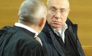 Le directeur du ballet de l'Opéra de Lyon, ce 9 novembre 2017, en compagnie de son avocat Me Frédéric Doyez au tribunal correctionnel de Lyon.