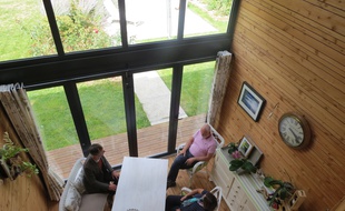 Martine et Stéphane habitent dans une maison en bois