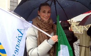 Diana, jeune catholique italienne, est venue du sud du pays avec son groupe pour assister à l'élection du pape.