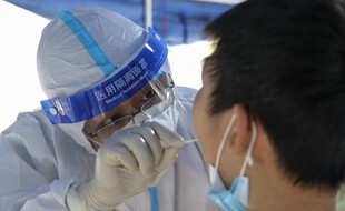 Un habitant de Huaian, dans la province chinoise du Jiangsu, dans l'est de la Chine, fait un test antigénique, le 2 août 2021.