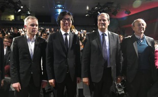 Francois de Rugy (g), Jean-Vincent Placé (2e g), Jean-Luc Bennahmias (d) et Jean-Christophe Cambadélis lors du congrès fondateur de l'UDE à Paris, le 17 octobre 2015