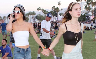Kendall Jenner et une amie, au festival de Coachella, en Californie, le 13 avril 2014.