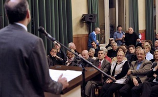 Jean-François Copé a assisté lundi soir à Chartres à une réunion publique UMP qui s'est vite transformée en séance de psychothérapie de groupe, certains des quelque 250 militants présents prenant la parole pour regretter le "cauchemar" de l'élection à la présidence de l'UMP.