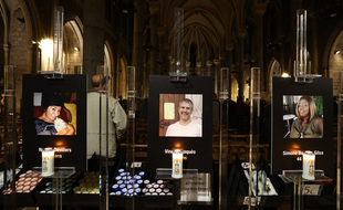Les portraits des trois personnes tuées jeudi ont été exposés à l'entrée de la basilique