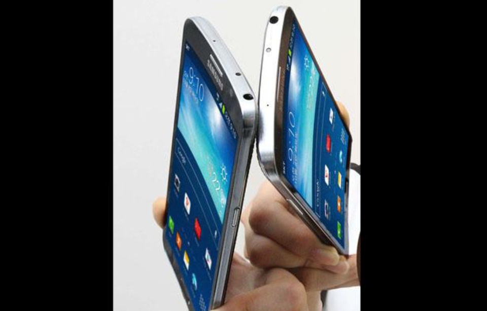 VIDEO. Samsung lance le premier smartphone à écran incurvé