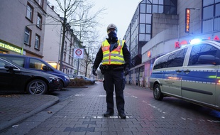 Un policier bloque l’accès à une rue de Francfort, le 6 décembre 2020.