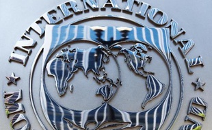 Le logo du FMI au siège de l'organisation à Washington
