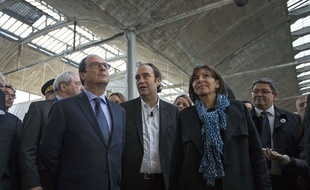 Le président de la République François Hollande, Xavier Niel, fondateur d'Iliad et Anne Hidalgo, maire de Paris, ont lancé les travaux de la Halle Freyssinet, à Paris (13e), le 22 octobre 2014.