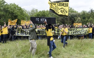 Le «cercueil» a été trimbalé pendant toute la marche des supporteurs.