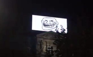 Un panneau publicitaire de la ville de Bruxelles piraté par un hacker