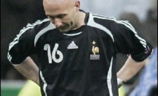 Au poste de gardien, Raymond Domenech a aussi annoncé qu'il allait titulariser en Allemagne Fabien Barthez, vainqueur du Mondial-98 et de l'Euro-2000, plutôt que Grégory Coupet, quintuple champion de France avec Lyon. Le troisième gardien est, comme prévu, le Nantais Mickaël Landreau.